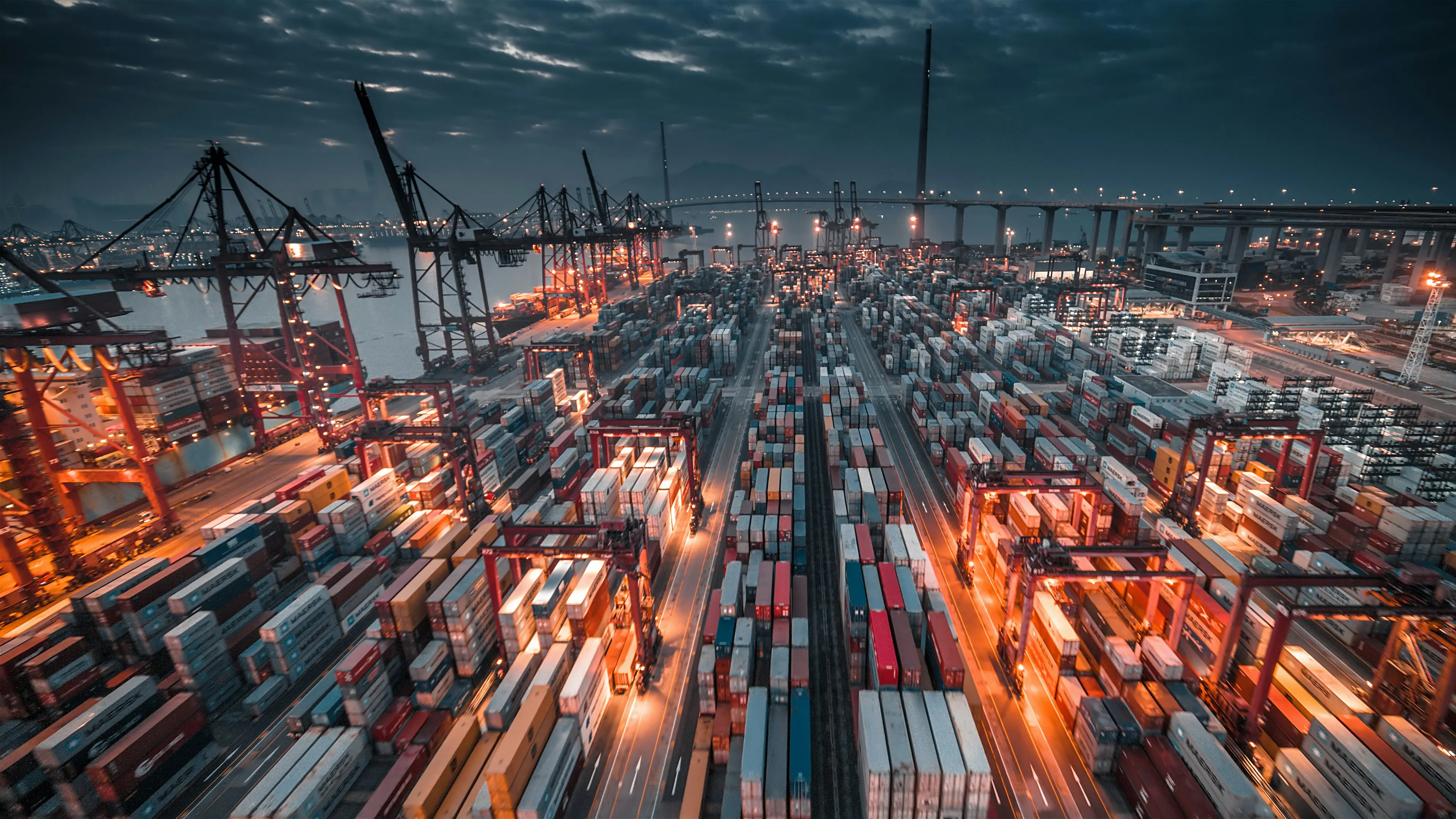 Spark Memory Fundamentals: How Executors Really Allocate Memory Ever wondered why your Spark jobs run out of memory? Learn how Spark divides executor memory, manages dynamic borrowing between storage and execution, and why some tasks spill to disk while others fly through.